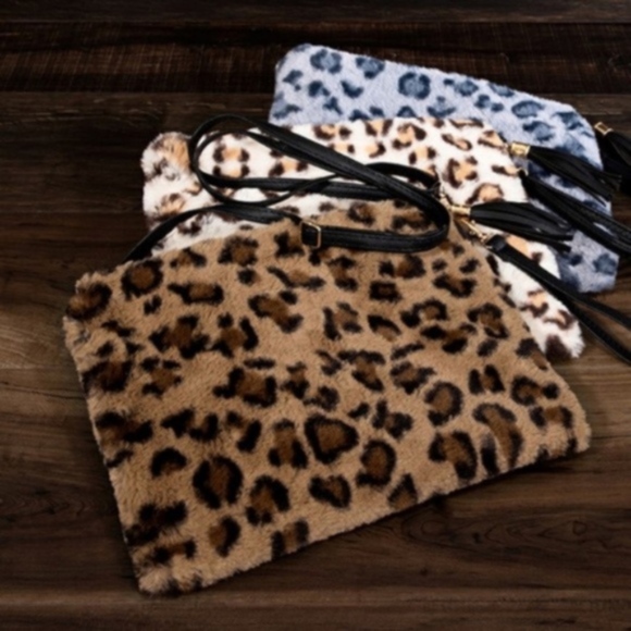 Vegan Fur Crossbody bag - Picture 2 of 4